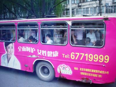 super autobús rosa en acción